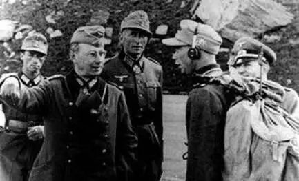 Friedrich Olbricht a la izquierda durante unos ejercicios de la Escuela del - фото 39