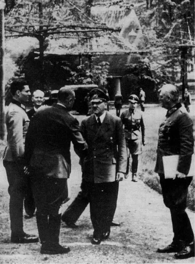 Fotografía tomada el 15 de julio de 1944 en la Guarida del Lobo Stauffenberg - фото 44