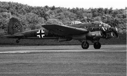 Un Heinkel 111 despegando Un aparato como éste fue utilizado por Stauffenberg - фото 45