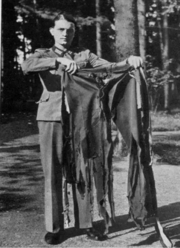 Un oficial muestra el estado en el que quedaron los pantalones que vestía el - фото 52