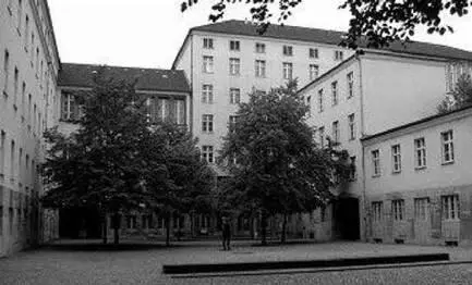 Aspecto actual del patio del Bendlerblock a donde llegó Stauffenberg en - фото 53
