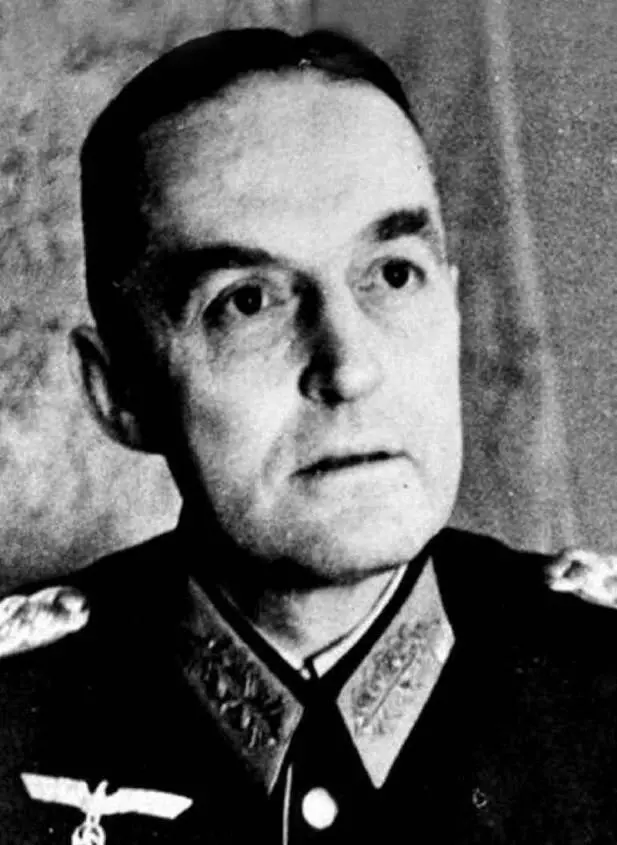 El general Fritz Thiele jefe de las transmisiones de Berlín fue el primero en - фото 54