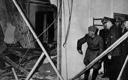 Hitler muestra al Duce el estado en el que había quedado la sala y Mussolini - фото 57
