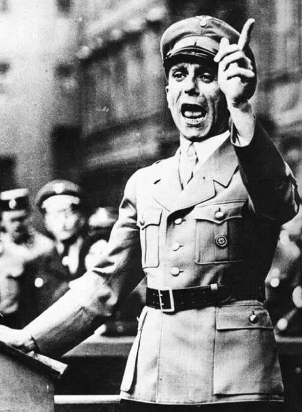 El ministro de Propaganda Joseph Goebbels durante uno de sus encendidos - фото 60