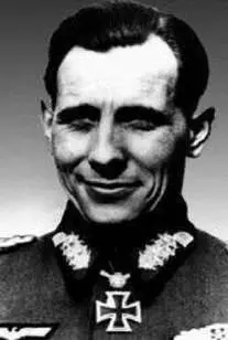El mayor Otto Remer no tuvo dudas de que el Führer había sobrevivido al - фото 61