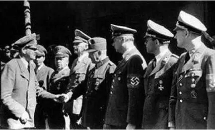 Hitler en una fotografía captada al día siguiente del atentado Aunque - фото 73
