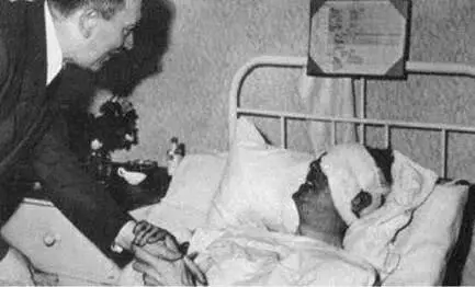 Hitler visita en el hospital al general Schmundt que fallecería pocos días más - фото 74