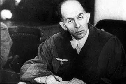 El juez Roland Freisler recibió indicaciones expresas de Hitler para que - фото 75