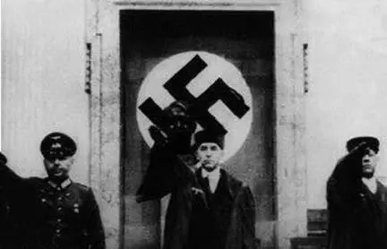 Roland Freisler al inicio de una de las sesiones del Tribunal del Pueblo - фото 76