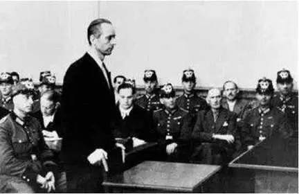 Peter Yorck declarando ante el juez Freisler Fue condenado a muerte Al - фото 78
