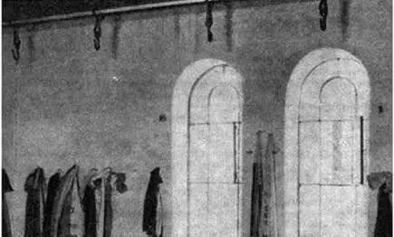 Sala de ejecuciones de la prisión Pueden apreciarse los ganchos de carnicero - фото 80