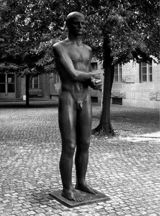 La estatua de Stauffenberg aparece desamparada en el patio del Bendlerblock Él - фото 87