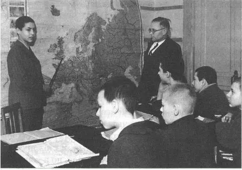 Ответ у доски Мужская средняя школа 135 Москва 1947 год В классе - фото 7