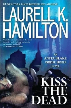 Laurell Hamilton Kiss The Dead обложка книги