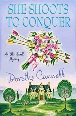 Dorothy Cannell She Shoots to Conquer обложка книги