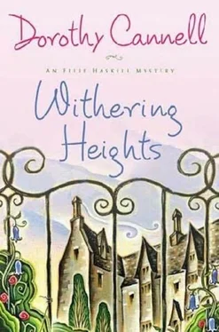 Dorothy Cannell Withering Heights обложка книги