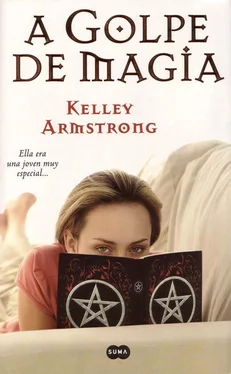 Kelley Amstrong A Golpe De Magia обложка книги