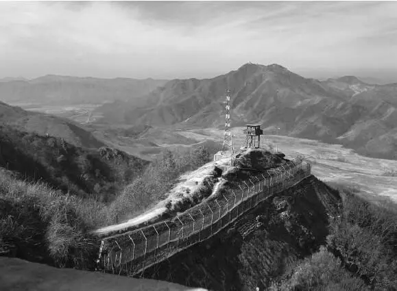 Рис 12 Корейская ДМЗ Фото Алана Вейсмана На северной стороне холма ДМЗ - фото 13