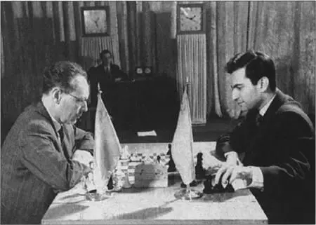 The unrepentant Bolshevik In 1961 Botvinnik on left takes his revenge on Tal - фото 14