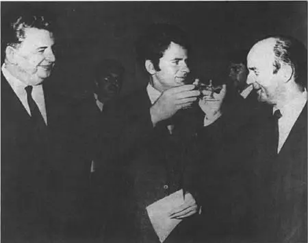 Left to right Soviet ambassador Sergei Astavin Boris Spassky US chargé - фото 24