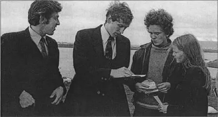 Now they love Fischer too On the left his Icelandic bodyguard Saemirock - фото 39