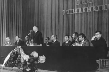 Moscow 1969 At the microphone Viktor Ivonin salutes the new world champion - фото 9