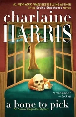 Charlaine Harris A Bone To Pick обложка книги