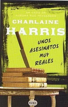 Charlaine Harris Unos asesinatos muy reales обложка книги