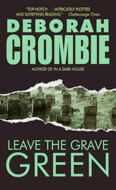 Deborah Crombie Leave The Grave Green