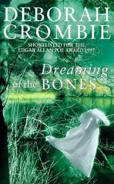 Deborah Crombie Dreaming of the bones обложка книги