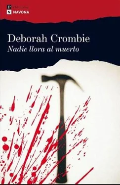 Deborah Crombie Nadie llora al muerto обложка книги