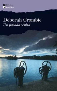 Deborah Crombie Un pasado oculto обложка книги