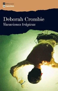 Deborah Crombie Vacaciones trágicas обложка книги