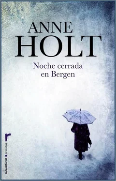 Anne Holt Noche cerrada en Bergen обложка книги