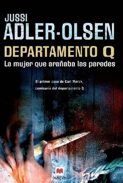Jussi Adler-Olsen La mujer que arañaba las paredes обложка книги
