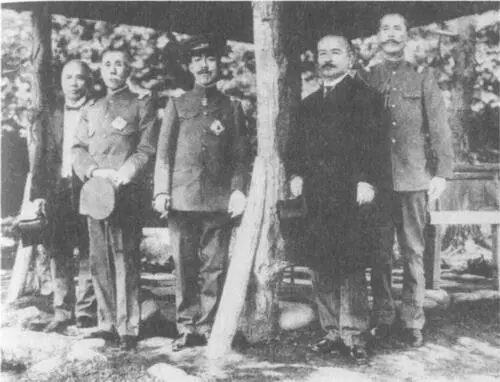 Генерал Аритомо Ямагата второй слева Августейшее семейство императора - фото 5