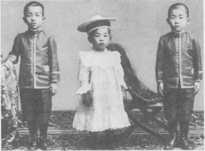 Три маленьких принца Хирохито слева Такамацу в центре Титибу справа - фото 9