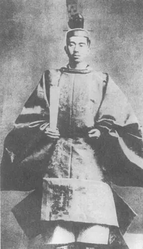 Хирохито в облачении Верховного жреца синтоизма Императрица Нагако - фото 12