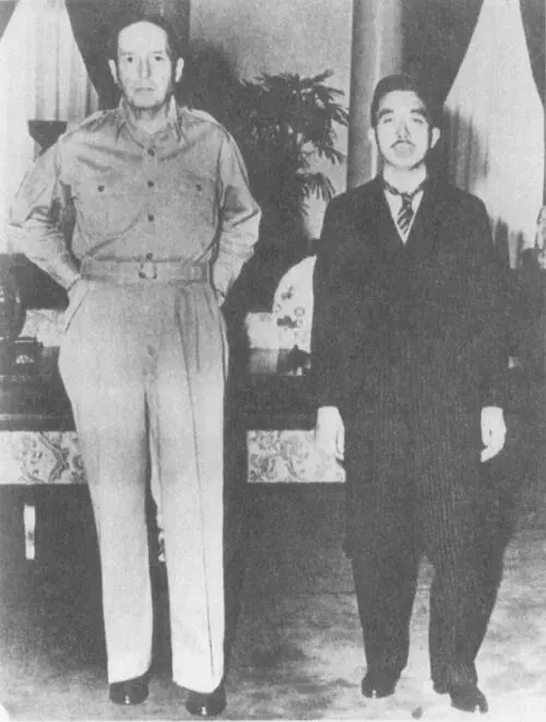 Генерал Макартур и император Хирохито Бригадный генерал Боннэр Феллерс - фото 25