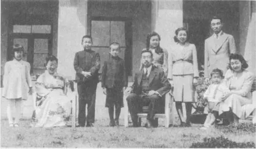 Император Хирохито с семьей 1947 г Императорская семья 1972 г Слева - фото 37