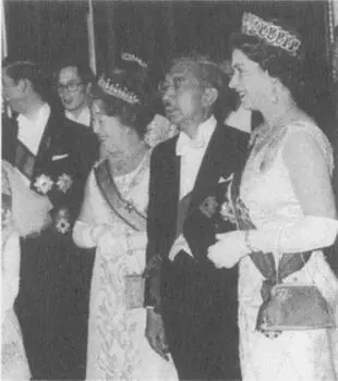 Хирохито Нагако и британская королевская семья 1972 г Император Акихито и - фото 42