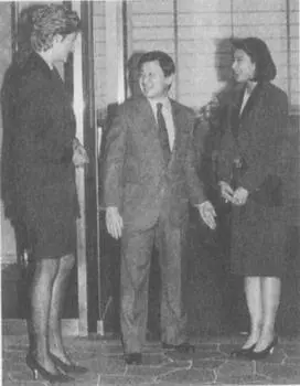 Наследный принц Нурухито и наследная принцесса Масако с принцессой Дианой - фото 44