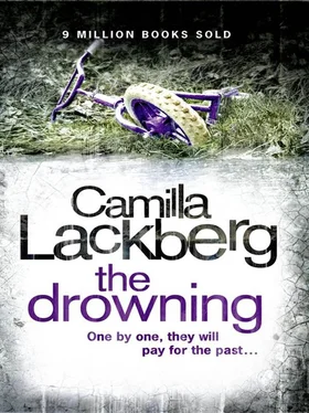 Camilla Läckberg The Drowning обложка книги