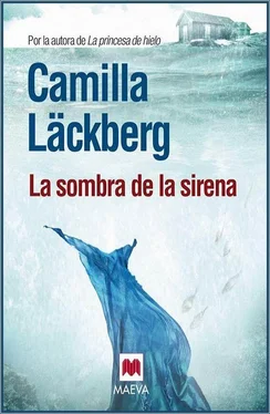 Camilla Läckberg La sombra de la sirena обложка книги