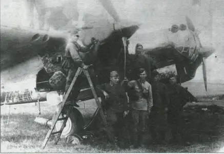 Подготовка самолета 7 к боевому вылету 52 БАП июль 1941 г Слева направо - фото 39
