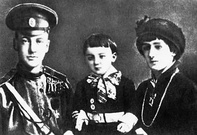 НС Гумилев и АА Ахматова с сыном Львом Фото 1915 года Но что же это за - фото 96