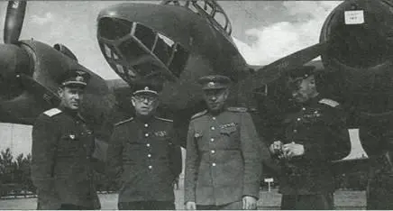 ДНикишин второй справа у самолета Ту2 Аэродром под Веной 1945 г Гараж - фото 13