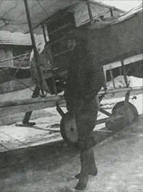 Один из авиаторов 20го авиаотряда позирует на фоне Farman F30 Зима 19181919 - фото 5