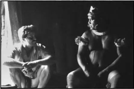 The archaeologist Michael Heckenberger chats with Afukaká the chief of the - фото 23