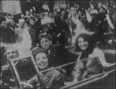 22 ноября 1963 года 1230 Даллас штат Техас Президентский автомобиль едет - фото 16